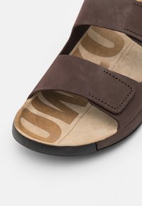 ECCO COZMO M - Pantofole - brown