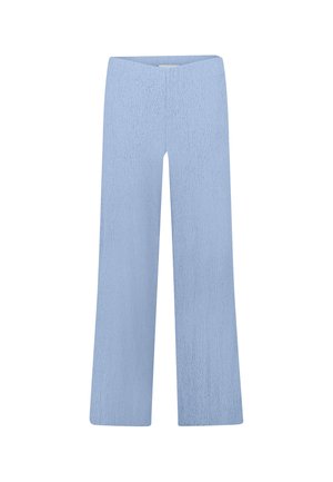 Hellblaue, weit geschnittene Hose mit einer strukturierten Stoffoberfläche und hoher Taille, flach liegend vor weißem Hintergrund dargestellt.