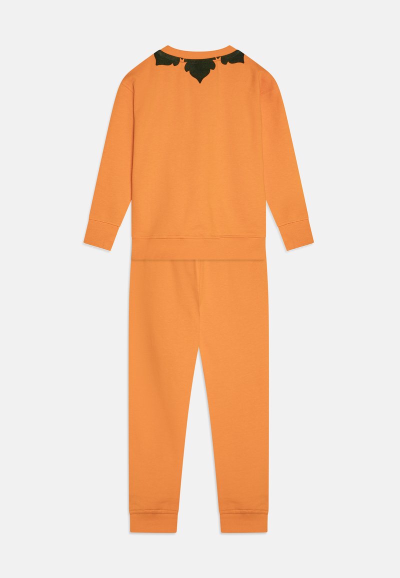 Oranges Sweatshirt- und Hosen-Set, mit einem schwarzen Blätterdesign am Ausschnitt. Aus weichem Material mit gerippten Bündchen und Taillenbund gefertigt.