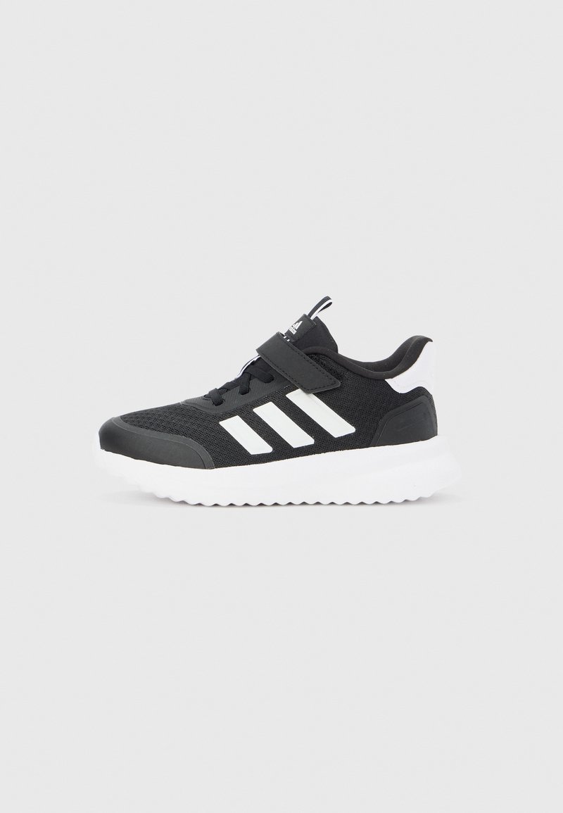 Sort-hvid Adidas-sneaker med tre hvide striber, velcrorem, mesh-overdel og tyk hvid sål på en neutral baggrund.