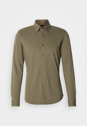 Olīvzaļu gara piedurkņu krekls no kokvilnas maisījuma ar pogu lejas daļu, priekšējām pogām un mazu logotipu uz krūts.