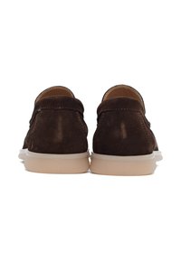 Brązowe zamszowe buty o gładkiej fakturze, niskim profilu i zaokrąglonym nosku, z beżową gumową podeszwą i minimalnymi detalami szwów.