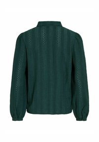 Blusa a maniche lunghe di un verde scuro, con un tessuto texturizzato, strisce verticali e dettagli in pizzo; presenta un colletto e polsini elasticizzati.
