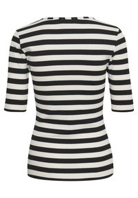 Top a maniche lunghe a strisce bianche e nere con un design aderente, texture a costine e scollo rotondo. Presenta una chiusura sul retro con due bottoni.