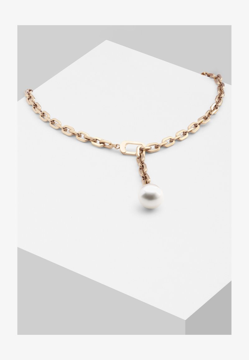 Collier en chaîne dorée avec des maillons ovales et un pendentif avec une goutte de perle blanche. Le design comprend un fermoir pour un réglage de la longueur.