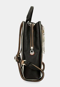 Sac à main en cuir noir avec une fermeture éclair, accents beiges, bandoulière amovible et un charm en forme de cœur. Vue latérale montrant la forme et le design.