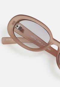 Le Specs OUTTA LOVE UNISEX - Slnečné okuliare - matte oyster
