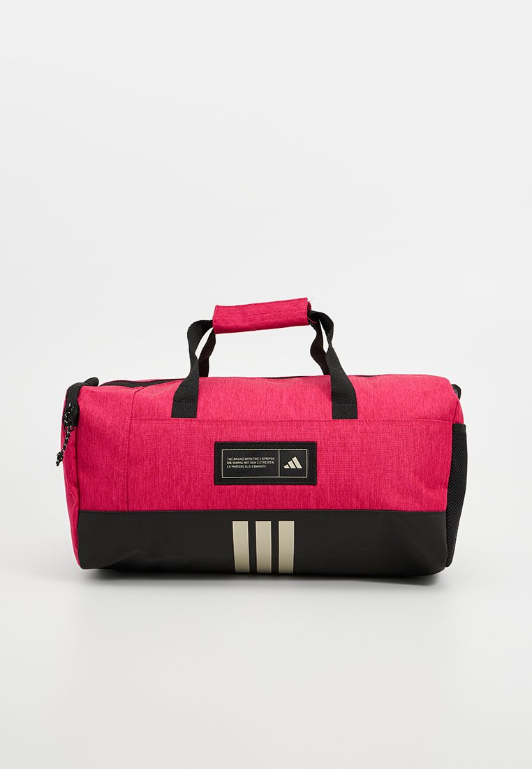 Borsa da viaggio in tessuto rosa e nero, presenta un ampio scomparto con zip, due manici neri e tre strisce verticali grigie sul davanti.