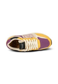Chaussure avec un design beige, violet et jaune. Comprend des matériaux en maille et en daim, des lacets blancs et une semelle extérieure noire texturée.