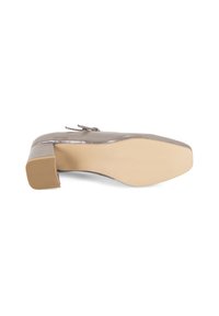 Beige, aus Krokoleder geprägter Pump mit quadratischer Zehenpartie und Blockabsatz. Die Sohle ist hellbraun und hat ein strukturiertes Griffmuster.