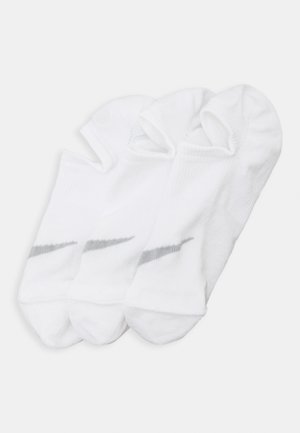 Chaussettes de cheville blanches en mélange de coton, avec une bande logo grise, texture côtelée et ouvertures élastiques pour un maintien sécurisé ; trois paires incluses.