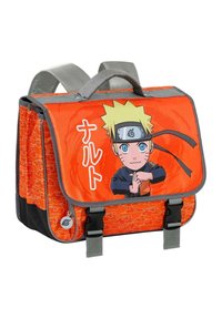 Sac à bandoulière orange avec un graphique d'un personnage de Naruto, des accents gris et des fermetures à pression. Fabriqué en matériau durable avec des motifs de nuages.