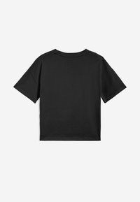 T-shirt nera a maniche corte, realizzata in tessuto morbido, caratterizzata da una vestibilità rilassata e scollatura rotonda. Texture liscia senza motivi o accessori visibili.