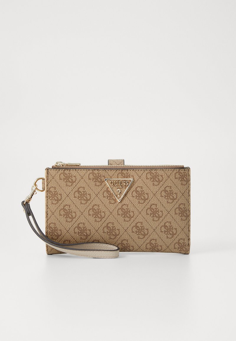 Portefeuille zippé beige avec un motif géométrique en relief, quincaillerie dorée et une bandoulière amovible. Écusson logo à l'avant. Surface texturée.