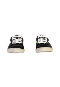 Sorte lædersneakers med hvide snørebånd og en tekstureret hvid sål. Har to hvide side-striber og et rundt tådesign.