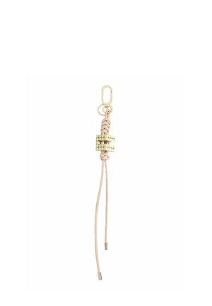 Beige gevlochten koord sleutelhanger met gouden metalen letter E bedel en gouden cliphaak bovenaan op een witte achtergrond.