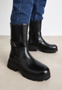 Calvin Klein Jeans CHUNKY COMBAT CHELSEA - Platåstövlar - triple black