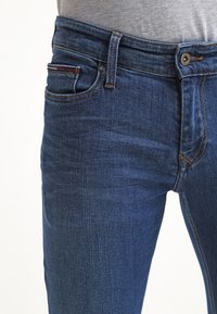 Mörkblå denimjeans med en klassisk femficksdesign, subtila hårdvarudetaljer och kontrastsömmar längs sömmarna.