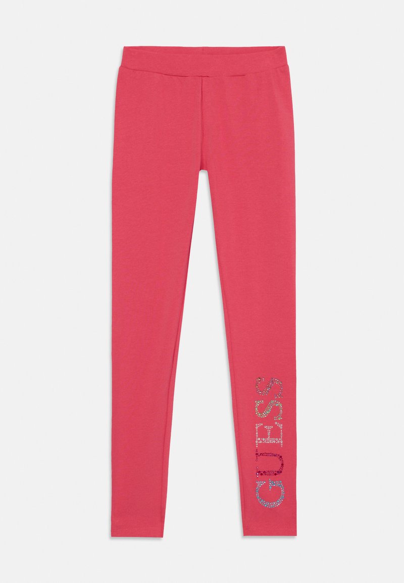 Leggings fúcsia com uma textura suave, uma cinta larga e a palavra "GUESS" em strass brilhantes na perna esquerda.