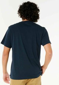 Navyblaues Kurzarm-T-Shirt aus weichem Stoff, mit klassischem Rundhalsausschnitt und einem schlichten Design ohne sichtbare Muster oder Grafiken.