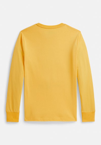 Langermet gul t-skjorte laget av myk bomull. Har rund hals og tettsittende mansjetter, med en jevn tekstur og uten synlige mønstre.