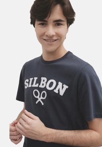 Silbon RAQUETA - Camiseta estampada - azul marino
