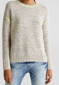 Lätt stickad tröja med flerfärgade ränder, rund hals, ribbade manschetter och nederkant. Med neongröna detaljer på axlarna.