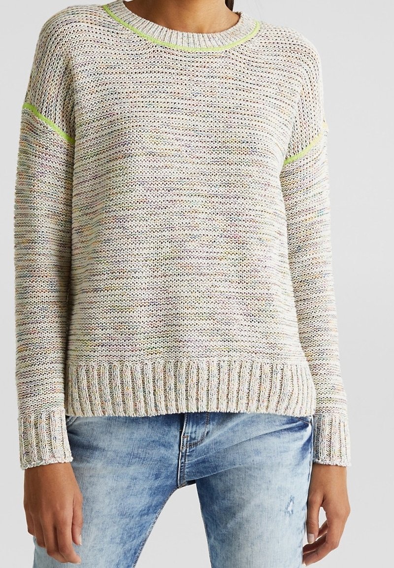 Lätt stickad tröja med flerfärgade ränder, rund hals, ribbade manschetter och nederkant. Med neongröna detaljer på axlarna.