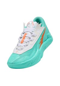 Scarpa da ginnastica turchese con superficie testurizzata, lacci bianchi, accenti arancioni e un design unico sulla suola e sulla parte superiore in mesh.