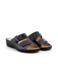 Infradito blu navy con upper testurizzato, due strap regolabili e un accento floreale. Soletta imbottita e tacco basso per il massimo comfort.
