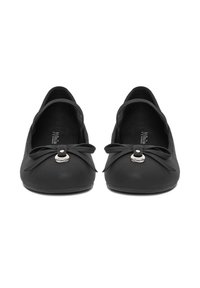 Čierne baleríny pre ženy s malou mašľou a strieborným kruhovým príveskom na prednej strane, zobrazené vedľa seba na bielom pozadí.