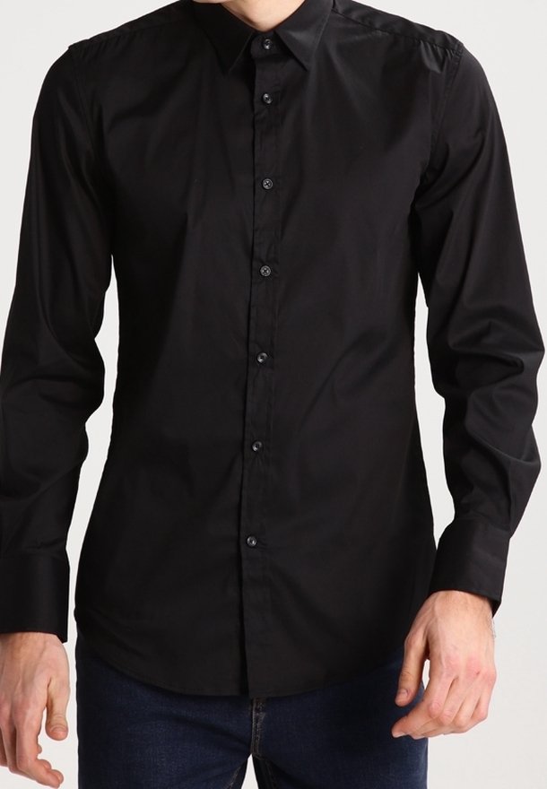 Chemise noire à manches longues avec boutons, fabriquée en tissu lisse, présentant un col classique et une fermeture boutonnée à l'avant avec une coupe cintrée.