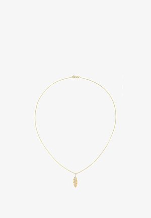 Guldtonet halskæde med en tynd kæde og en fjerformet vedhæng, der har detaljerede indgraveringer og en hummerklipslukning.