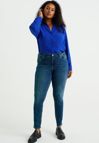 WE Fashion CURVE - Camicia - blue