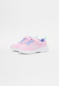 Scarpe da ginnastica rosa chiaro con tessuto a rete, dettagli viola e suola bianca. Presentano lacci e una chiusura con strap a gancio.