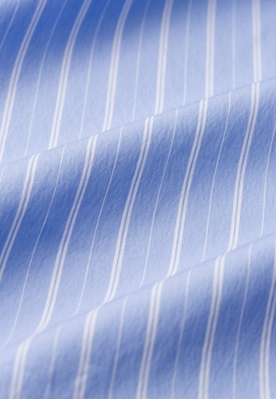 Tessuto azzurro chiaro con sottili righe bianche; texture liscia; superficie leggermente lucida con un aspetto morbido e cadente.