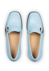 Mocassini in pelle azzurro chiaro con punta quadrata, fibbia decorativa in oro e suola in gomma marrone; l'interno presenta un rivestimento beige liscio.