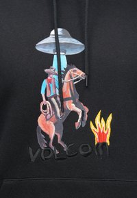 Μαύρο φούτερ με κουκούλα με μια πολύχρωμη εικόνα ενός καουμπόη που καβαλάει ένα άλογο κάτω από ένα UFO με δέσμη φωτός, και κεντημένο το λογότυπο "VOLCOM" με φλόγες.