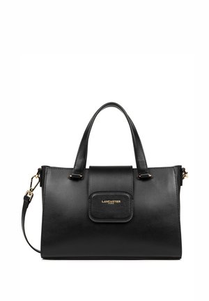 Borsa a tracolla nera in pelle con due manici corti, tracolla staccabile, hardware dorato e una tasca frontale con un logo su un pannello testurizzato.