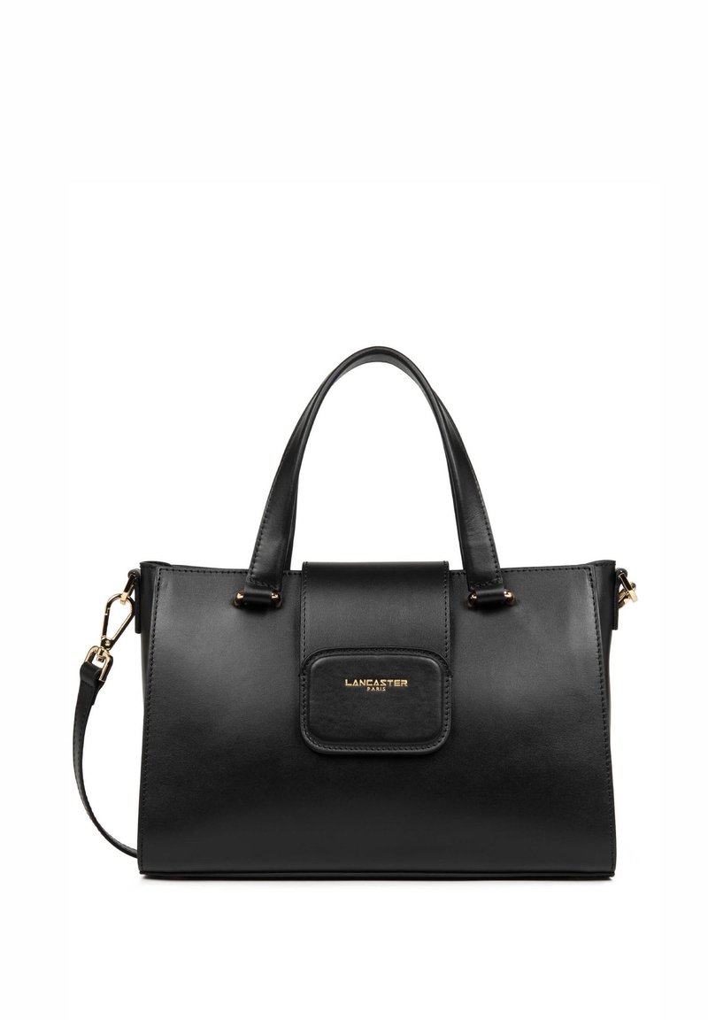 Borsa a tracolla nera in pelle con due manici corti, tracolla staccabile, hardware dorato e una tasca frontale con un logo su un pannello testurizzato.