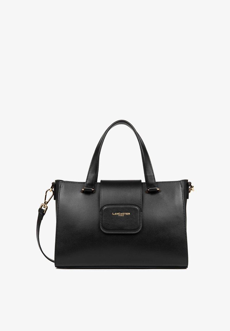 Borsa a tracolla nera in pelle con due manici corti, tracolla staccabile, hardware dorato e una tasca frontale con un logo su un pannello testurizzato.