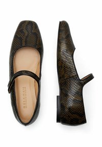 Platte schoenen met een vierkante neus, gemaakt van donkergroen materiaal met slangenpatroon. Voorzien van een band over de wreef en een zwarte zool.