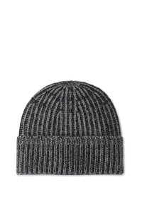 Strikket beanie-hat i mørkegrå med lysegrå striber. Har en ribbet tekstur og foldet skygge med et lille brandlogo på siden.