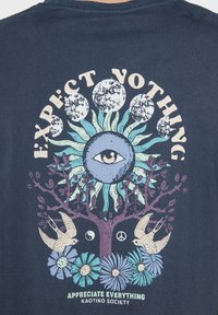 Kaotiko UNISEX EXPECT NOTHING - Camiseta estampada - navy blue