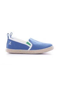 Zapatilla azul de lona sin cordones con acentos blancos y detalles verdes, que cuenta con una suela de yute texturizada y dos tiradores en la parte posterior para poner y quitar fácilmente.