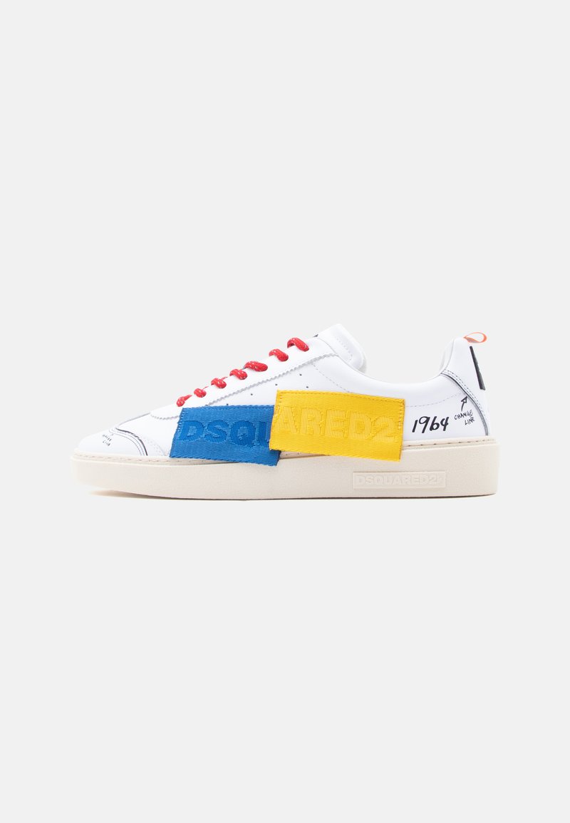 Baskets en cuir blanc avec lacets rouges, patches bleus et jaunes, et accents noirs. Comprend une semelle intermédiaire texturée et le logo "DSQUARED2".