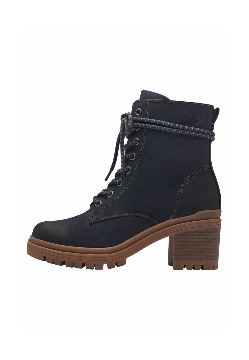 Bottine noire avec des lacets gris, semelle en caoutchouc et un talon marron texturé. Présente des détails de couture et un design à bout rond.