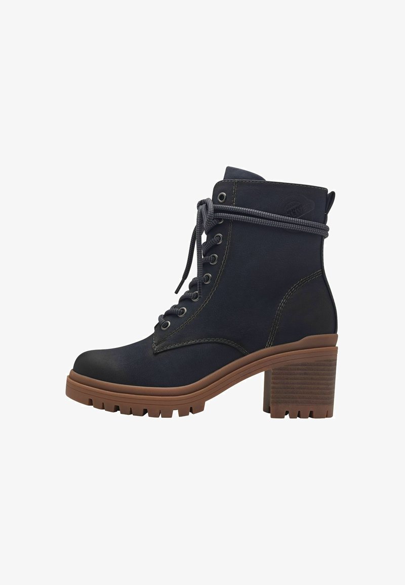 Bottine noire avec des lacets gris, semelle en caoutchouc et un talon marron texturé. Présente des détails de couture et un design à bout rond.