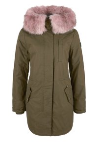 Parka verde oliva con colletto in pelliccia sintetica rosa, dotata di due tasche anteriori, chiusura con zip e una finitura di tessuto leggermente testurizzata.