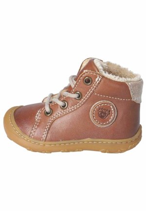 Braune Leder-Stiefelette mit beigem Fleecefutter, runder Zehenpartie, hellbrauner Gummisohle und kontrastierenden Nähten. Mit einem runden Logo.